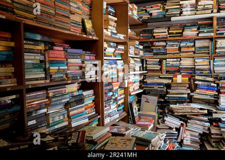 Im Hurlingham Books in Putney, West-London, werden am 16. Mai 2023 in London, England, tausende Bücher ausgestellt, aus denen Sie wählen können. Stockfoto