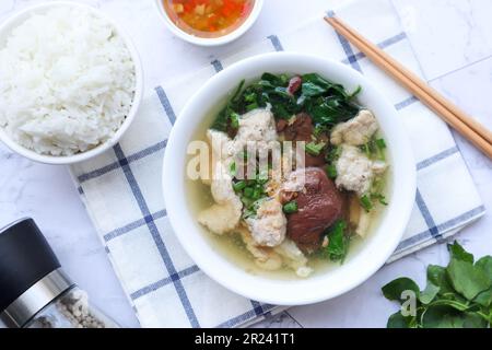 Klare, thailändische Suppe mit Schweineblut, Schweinefleisch und Schweinehackfleisch (thailändisch-chinesisches berühmtes Frühstück namens Tom Lued Moo von oben) Stockfoto