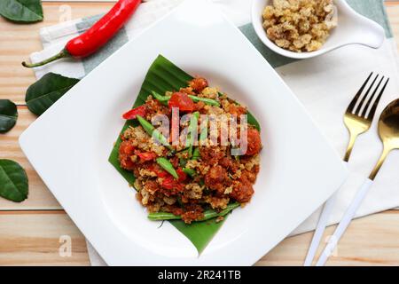 Pad Prik Khing: Gebratener, frittierter Wels mit Currypaste, thailändisches Essen namens Pad Prik King Pla Dook Foo von oben Stockfoto