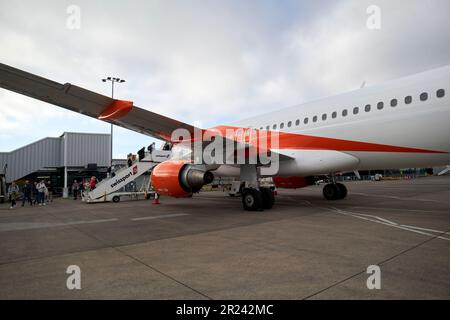 Passagiere, die easyjet-Maschinen am george Best belfast City Airport belfast Northern ireland uk besteigen Stockfoto