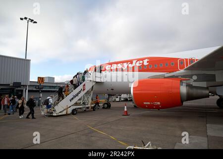 Passagiere, die easyjet-Maschinen am george Best belfast City Airport belfast Northern ireland uk besteigen Stockfoto