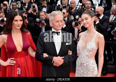 Catherine Zeta-Jones, Michael Douglas und Carys Zeta Douglas nehmen an der Screening- und Eröffnungszeremonie „Jeanne du Barry“ auf dem roten Teppich des 76. Jahrestags C Teil Stockfoto
