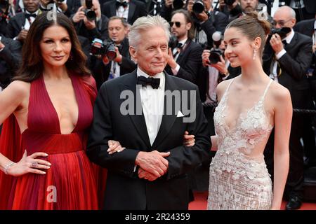 Catherine Zeta-Jones, Michael Douglas und Carys Zeta Douglas nehmen an der Screening- und Eröffnungszeremonie „Jeanne du Barry“ auf dem roten Teppich des 76. Jahrestags C Teil Stockfoto