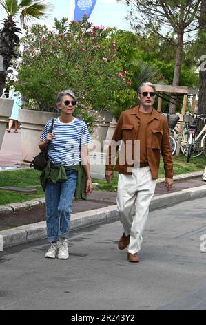 Cannes, . 17. Mai 2023. 76. Cannes Film Festival 2023, Prominente gesichtet, Mads Mikkelsen und Ehefrau Hanne Jacobsen auf dem Croisette Credit: Independent Photo Agency/Alamy Live News Stockfoto