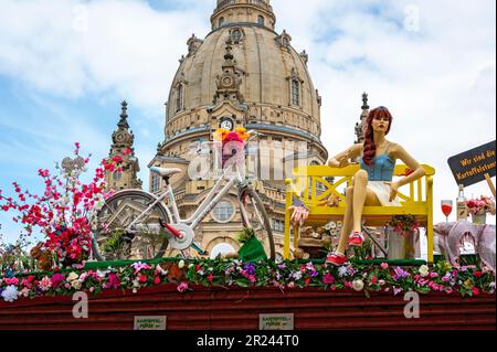 Dekoration über einem Kiosk am Frühlingsmarkt auf dem Platz Neuer Markt (Neumarkt) vor der Frauenkirche in Dresden, Deutschland Stockfoto