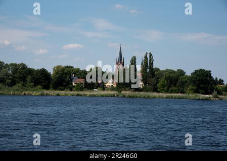 Die Altstadt von Werder, eine Stadt westlich von Potsdam und Berlin in Deutschland, mit ihrer Heiligen Geisterkirche befindet sich auf einer Insel im Fluss Havel Stockfoto