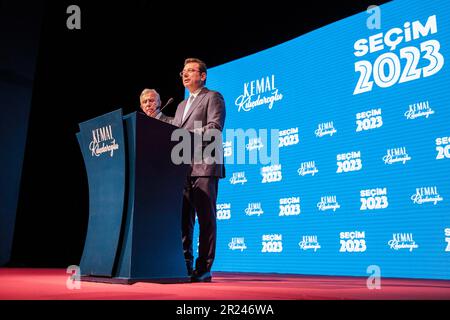 Ankara, Türkei. 14. Mai 2023. Der Kandidat des städtischen Bürgermeisters Istanbul Ekrem Imamoglu (R) und der Bürgermeister des städtischen Ballungsraums Ankara Mansur Yavas (L) sprechen mit ihren Anhängern. Inoffiziellen Daten zufolge wurde die Wahl in der zweiten Runde in der Türkei abgehalten, was eine kritische Wahl sein wird. Das Rennen zwischen dem Kandidaten der Volksallianz, Recep Tayyip Erdogan, und dem Kandidaten der Nationalallianz, Kemal Kilicdaroglu, dauerte bis zum Morgen an. (Kreditbild: © Bilal Seckin/SOPA Images via ZUMA Press Wire) NUR REDAKTIONELLE VERWENDUNG! Nicht für den kommerziellen GEBRAUCH! Stockfoto