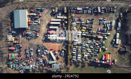 Draufsicht auf einen Schrottplatz. Verschrottete Autos und Fahrzeuge. Drohnenansicht. Stockfoto