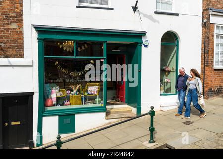 Töpferei und Keramik-Shop auf dem steilen Hügel mit King Charles III Banner, das Krönungsgeschenke verkauft, Lincoln City, Lincolnshire, England, Großbritannien Stockfoto