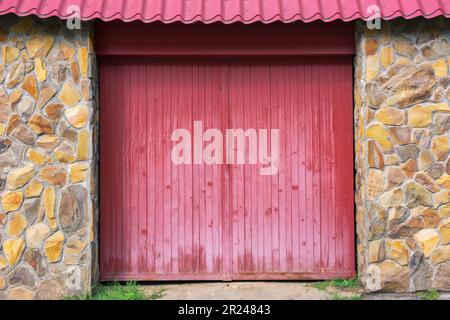 Altmodische Garagentür aus Holz. Architekturelement Stockfoto