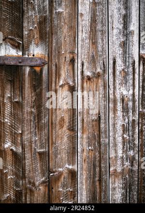 Alte verwitterte Holzwand mit vertikalen Brettern und rostigen Nägeln. Rustikaler Hintergrund oder Textur. Stockfoto