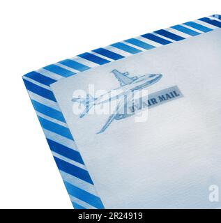 Detailansicht des Luftpostumschlags vor weißem Hintergrund Stockfoto