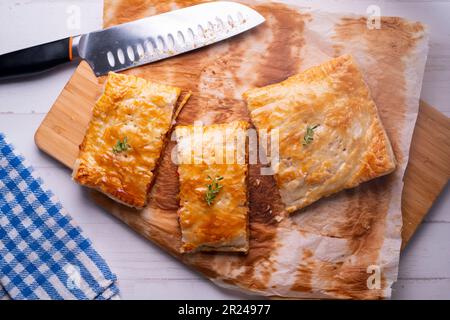 Galizisches Blätterteig Empanada gefüllt mit Thunfisch und Gemüse. Stockfoto