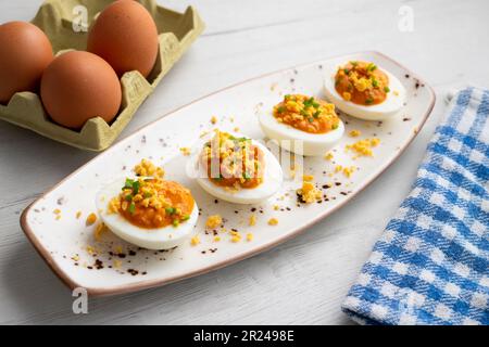 Eier gefüllt mit Thunfisch und Tomatencreme. Traditionelles spanisches Tapa-Rezept. Stockfoto