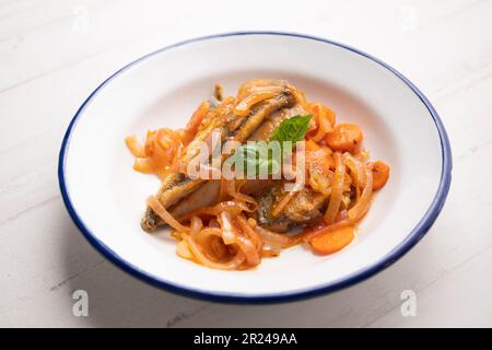 Eingelegte Makrelenfilets mit Karotten und Zwiebeln Stockfoto