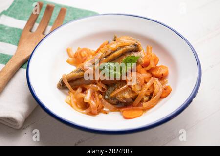 Eingelegte Makrelenfilets mit Karotten und Zwiebeln Stockfoto