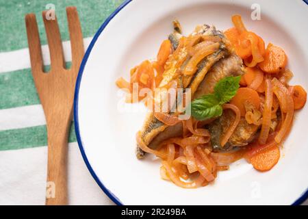 Eingelegte Makrelenfilets mit Karotten und Zwiebeln Stockfoto