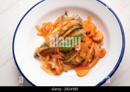 Eingelegte Makrelenfilets mit Karotten und Zwiebeln Stockfoto