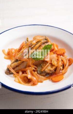 Eingelegte Makrelenfilets mit Karotten und Zwiebeln Stockfoto