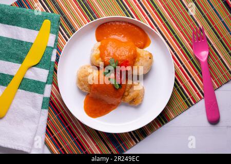 Seehechtfilet mit Tomatensauce zerschmettert. Stockfoto