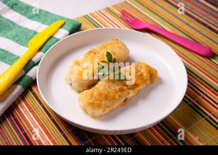 Seehechtfilet mit Tomatensauce zerschmettert. Stockfoto