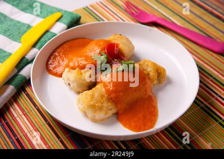 Seehechtfilet mit Tomatensauce zerschmettert. Stockfoto