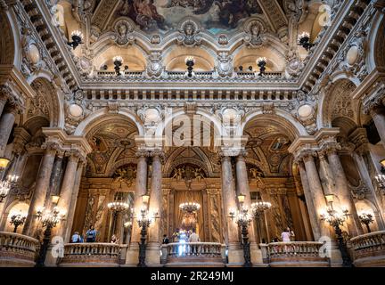 Paris, Frankreich - 11. Juni 2022: Blick auf das Barockinnere des Palais Garnier Stockfoto
