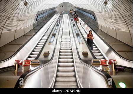 London, England - 21. Juni 2022: Menschen auf einer Rolltreppe Stockfoto