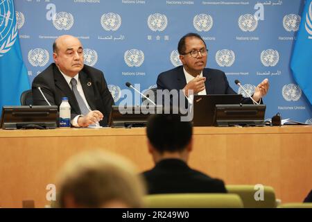 Vereinten Nationen, UN-Hauptquartier in New York. 16. Mai 2023. Hamid Rashid (R), Hauptautor der Halbjahresausgabe des Berichts über die Weltwirtschaftslage und die Weltwirtschaftsaussichten vom Januar 2023, spricht auf der Pressemitteilung im UN-Hauptquartier in New York am 16. Mai 2023. ZU "Roundup: UN Report sees risk of long period of low global growth" zu GEHEN, steht für Xie E/Xinhua/Alamy Live News Stockfoto