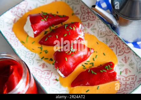 Piquillo rote Paprika gefüllt mit Frischkäse und Meeresfrüchten. Traditionelle Tapa oder Pincho im Norden Spaniens Stockfoto