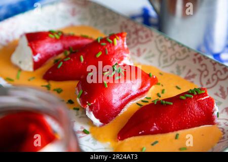 Piquillo rote Paprika gefüllt mit Frischkäse und Meeresfrüchten. Traditionelle Tapa oder Pincho im Norden Spaniens Stockfoto