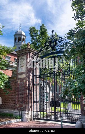 Boston, Massachusetts, USA – September 2022; vertikaler Blick auf das Johnston Gate im georgianischen Revival-Design, dem Haupteingang zum Harvard Yard Stockfoto