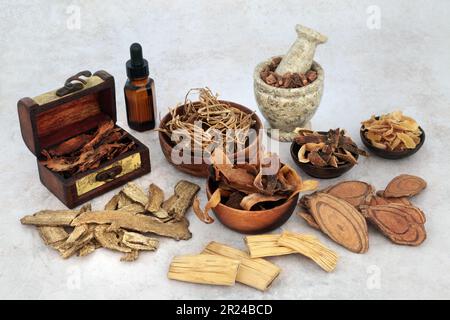 Alte chinesische Medikamente mit pflanzlichen Kräutern und Gewürzen für natürliche Heilung. Alternativkonzept im Gesundheitswesen. Auf meliertem grauen Hintergrund. Stockfoto