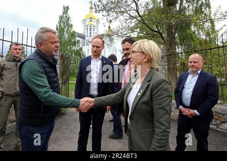 BUCHA, UKRAINE - 16. MAI 2023 - Bucha, Stadthauptquartier Anatolii Fedoruk (L) und Mitglieder der Delegation des Ausschusses für auswärtige Angelegenheiten Schwedens Stockfoto