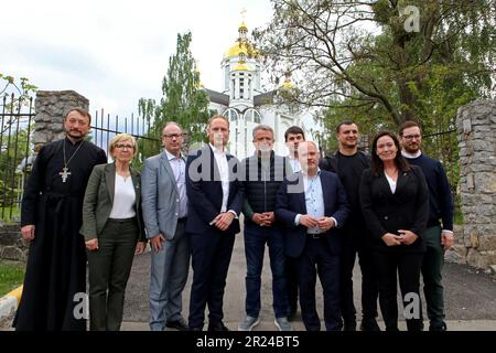 BUCHA, UKRAINE - 16. MAI 2023 - Bucha, Stadthauptquartier Anatolii Fedoruk (C) und Mitglieder der Delegation des Ausschusses für auswärtige Angelegenheiten Schwedens Stockfoto