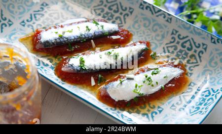 Marinierte Sardellen serviert mit Tomatenmarmelade. Stockfoto