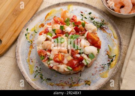 Man könnte sagen, dass der Meeresfrüchte-salpicón ein Meeresfrüchte-Salat ist. Garnelen und Muscheln, Krabbenstangen (oder Surimi), Paprika und Zwiebeln sind fast unerlässlich. Stockfoto