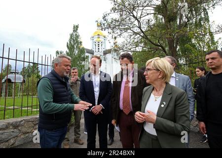 BUCHA, UKRAINE - 16. MAI 2023 - Bucha, Stadthauptquartier Anatolii Fedoruk (L) und Mitglieder der Delegation des Ausschusses für auswärtige Angelegenheiten Schwedens Stockfoto