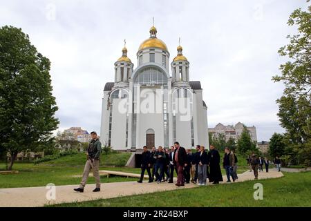 BUCHA, UKRAINE - 16. MAI 2023 - Bucha, Stadthauptquartier Anatolii Fedoruk (C) und Mitglieder der Delegation des Ausschusses für auswärtige Angelegenheiten Schwedens Stockfoto