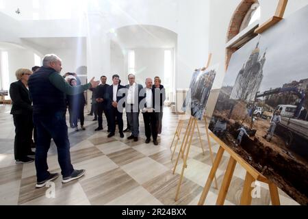 BUCHA, UKRAINE - 16. MAI 2023 - Bucha, Stadthauptquartier Anatolii Fedoruk (L) und Mitglieder der Delegation des Ausschusses für auswärtige Angelegenheiten Schwedens Stockfoto