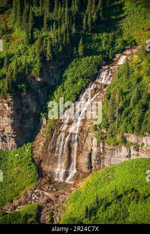 Saisonaler Wasserfall im Glacier-Nationalpark Stockfoto