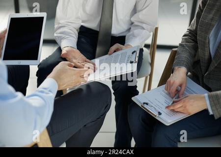 Zero Trust Sicherheitskonzept Person, die Computer und Tablet in einem modernen Büro verwendet. Stockfoto