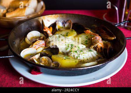 Erstklassiges Seeteufel-Gericht im Ofen mit Gemüse in einem Luxusrestaurant. Stockfoto