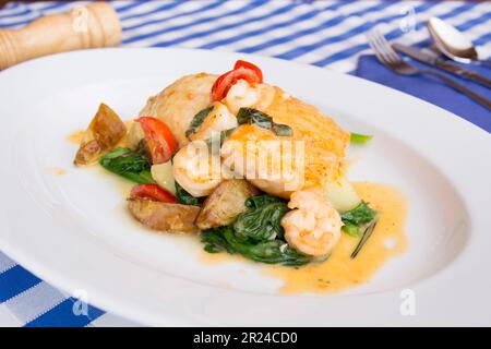 Erstklassiges Seeteufel-Gericht im Ofen mit Gemüse in einem Luxusrestaurant. Stockfoto