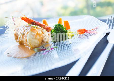 Erstklassiges Seeteufel-Gericht im Ofen mit Gemüse in einem Luxusrestaurant. Stockfoto