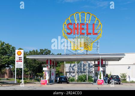 Boston, MA, USA – September 2022; Ansicht einer Tankstelle der Shell Oil Company, an der mehrere Kunden ihren Tank auffüllen Stockfoto