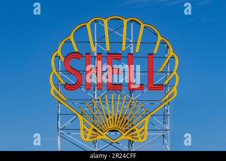 Boston, Massachusetts, USA – September 2022; Nahaufnahme des historischen Werbeschildes, des spektakulären Shell-Zeichen-Logos an einer Tankstelle Stockfoto