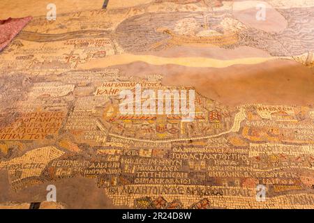 Madaba, Jordanien - 5. November 2022: Mosaikkarte des Heiligen Landes aus dem 6. Jahrhundert auf dem Boden der griechisch-orthodoxen Basilika St. George, Ich Bin'S Stockfoto