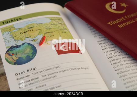 Ein Buch mit einem türkischen Pass und einer truthahnflagge drauf. Türkische Karte und Informationen über türkische Geografie Stockfoto