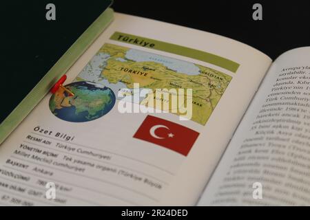 Ein Buch mit einem türkischen Pass und einer truthahnflagge drauf. Türkische Karte und Informationen über türkische Geografie Stockfoto